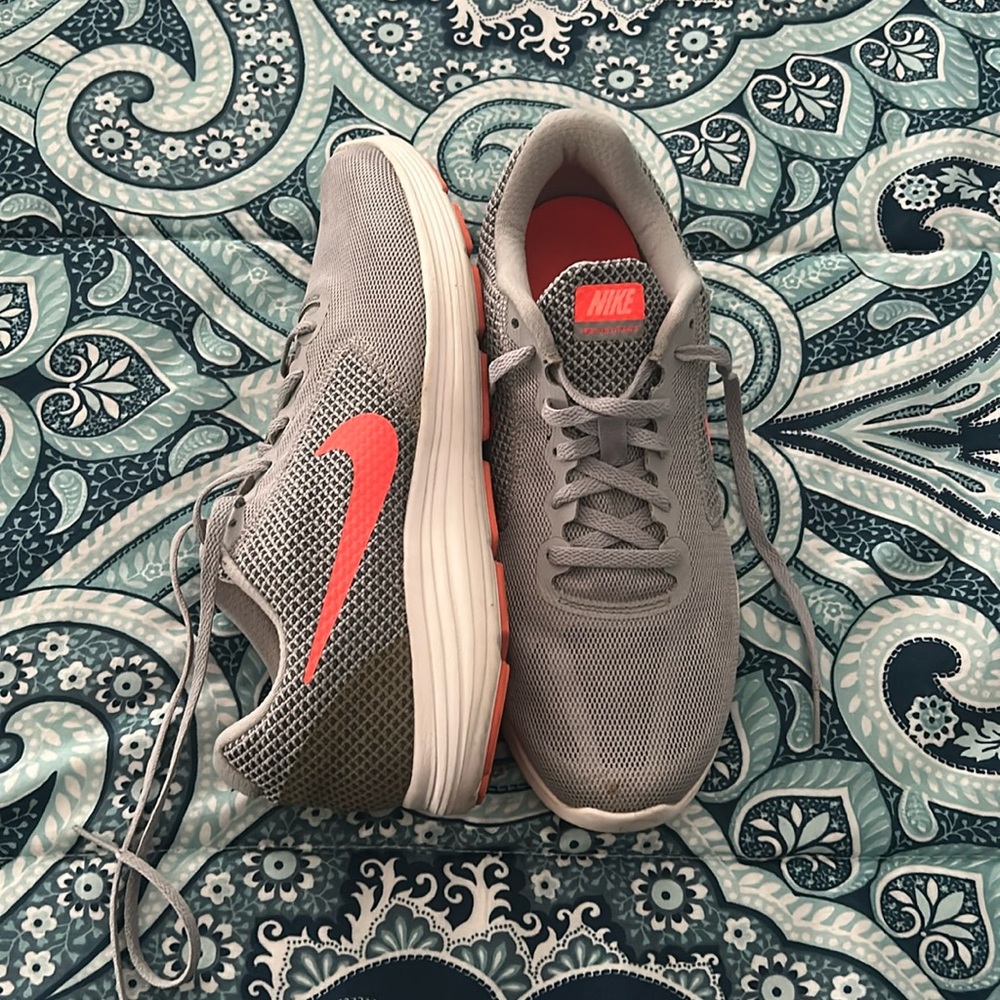 Nike Revolution 3 size 9.5